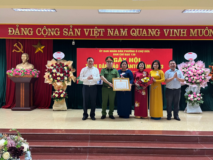 Nhân dân, chính quyền phường Ô Chợ Dừa đón nhận bằng khen của Chủ tịch UBND thành phố tặng Nhân dân, chính quyền phường Ô Chợ Dừa đón nhận bằng khen của Chủ tịch UBND thành phố tặng