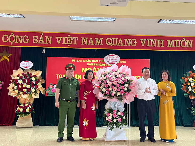 Đồng chí Đinh Trường Thọ - Bí thư quận uỷ Đống Đa chúc mừng phường Ô Chợ Dừa Đồng chí Đinh Trường Thọ - Bí thư quận uỷ Đống Đa chúc mừng phường Ô Chợ Dừa