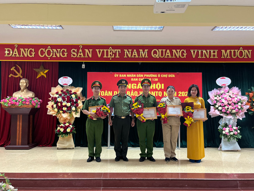 Các cá nhân được Giám đốc CATP Hà Nội tặng giấy khen vì thành tích xuất sắc trong phong trào toàn dân bảo vệ an ninh Tổ quốc Các cá nhân được Giám đốc CATP Hà Nội tặng giấy khen vì thành tích xuất sắc trong phong trào toàn dân bảo vệ an ninh Tổ quốc