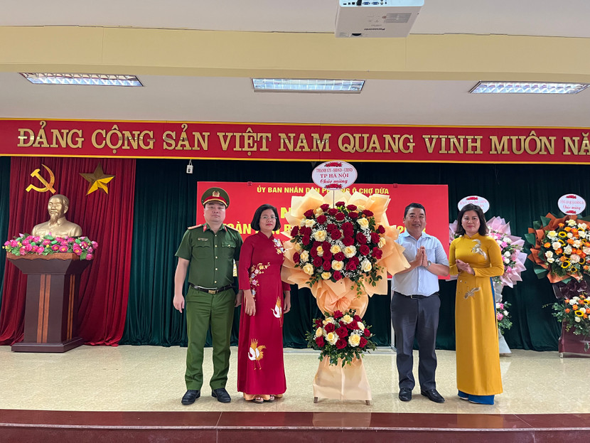 Lãnh đạo thành phố tặng hoa chúc mừng nhân dân, chính quyền phường Ô Chợ Dừa Lãnh đạo thành phố tặng hoa chúc mừng nhân dân, chính quyền phường Ô Chợ Dừa