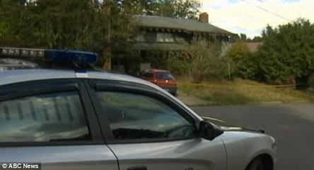 Cảnh sát được gọi tới hiện trường sau khi cậu bé được phát hiện Cảnh sát được gọi tới hiện trường sau khi cậu bé được phát hiện