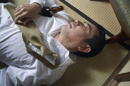 Nghiện rượu làm tăng nguy cơ đột quỵ sớm ảnh 1