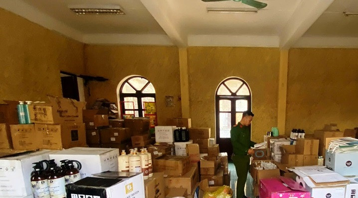 Kiểm tra kho hàng phát hiện số lượng lớn mỹ phẩm không có hóa đơn