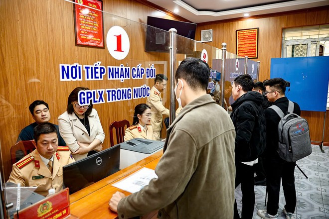 Thủ tục diễn ra rất nhanh chóng, thuận lợi Thủ tục diễn ra rất nhanh chóng, thuận lợi