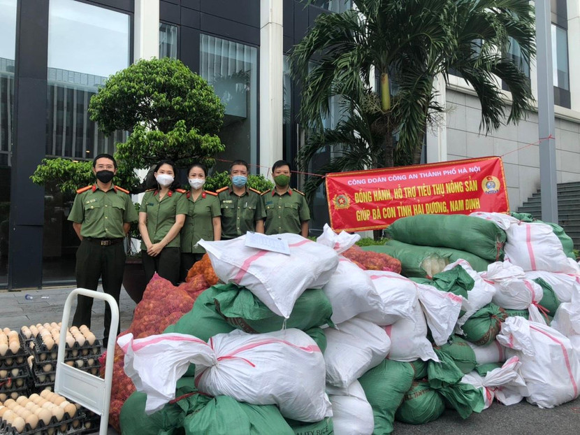Công đoàn Công an Hà Nội hỗ trợ tiêu thụ số lượng lớn hàng hóa Công đoàn Công an Hà Nội hỗ trợ tiêu thụ số lượng lớn hàng hóa