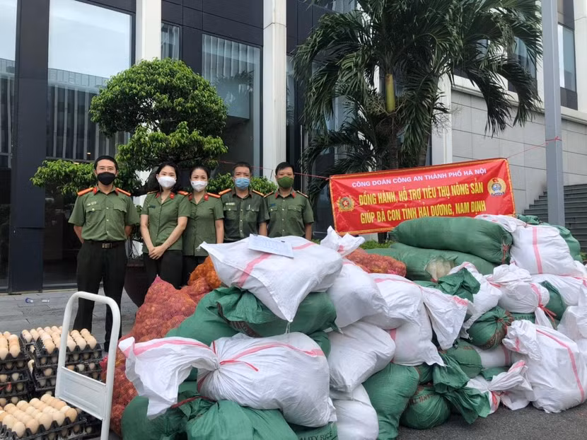 Công đoàn Công an Hà Nội hỗ trợ tiêu thụ số lượng lớn hàng hóa