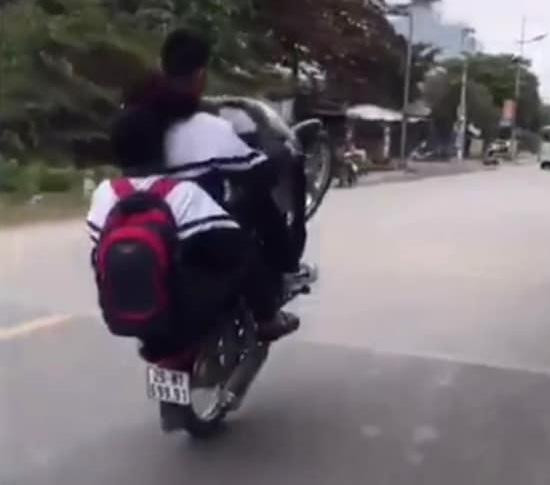 Hình ảnh 2 nam thanh niên bốc đầu xe máy