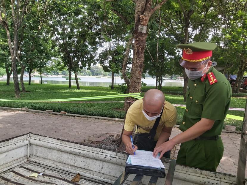 Lực lượng chức năng xử lý các trường hợp vi phạm quy định phòng chống dịch Lực lượng chức năng xử lý các trường hợp vi phạm quy định phòng chống dịch