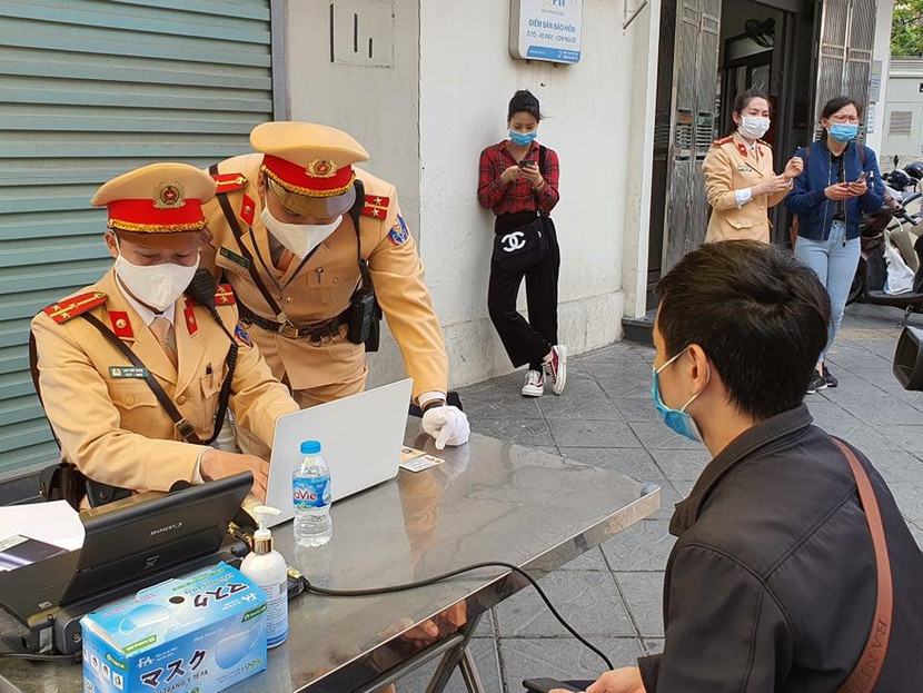 Cảnh sát giao thông Hà Nội xử lý vi phạm giao thông