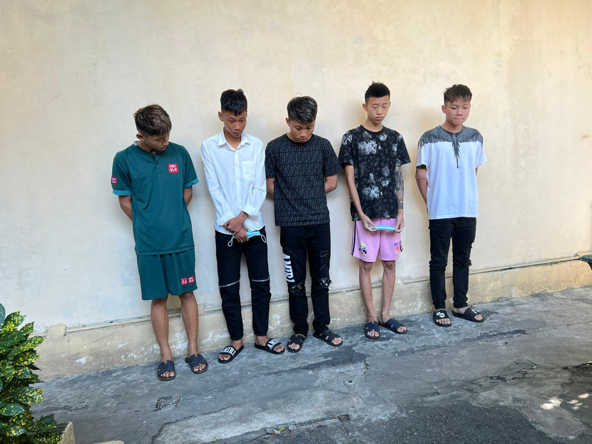 Nhóm thanh thiếu niên vác hung khí đi hỗn chiến