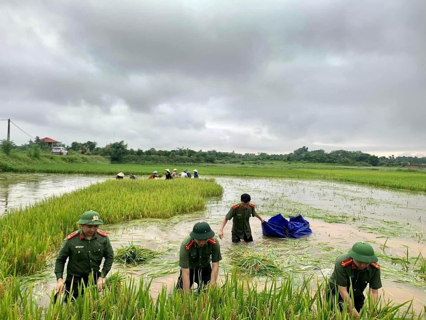 Sát cánh cùng nhân dân vượt qua khó khăn Sát cánh cùng nhân dân vượt qua khó khăn