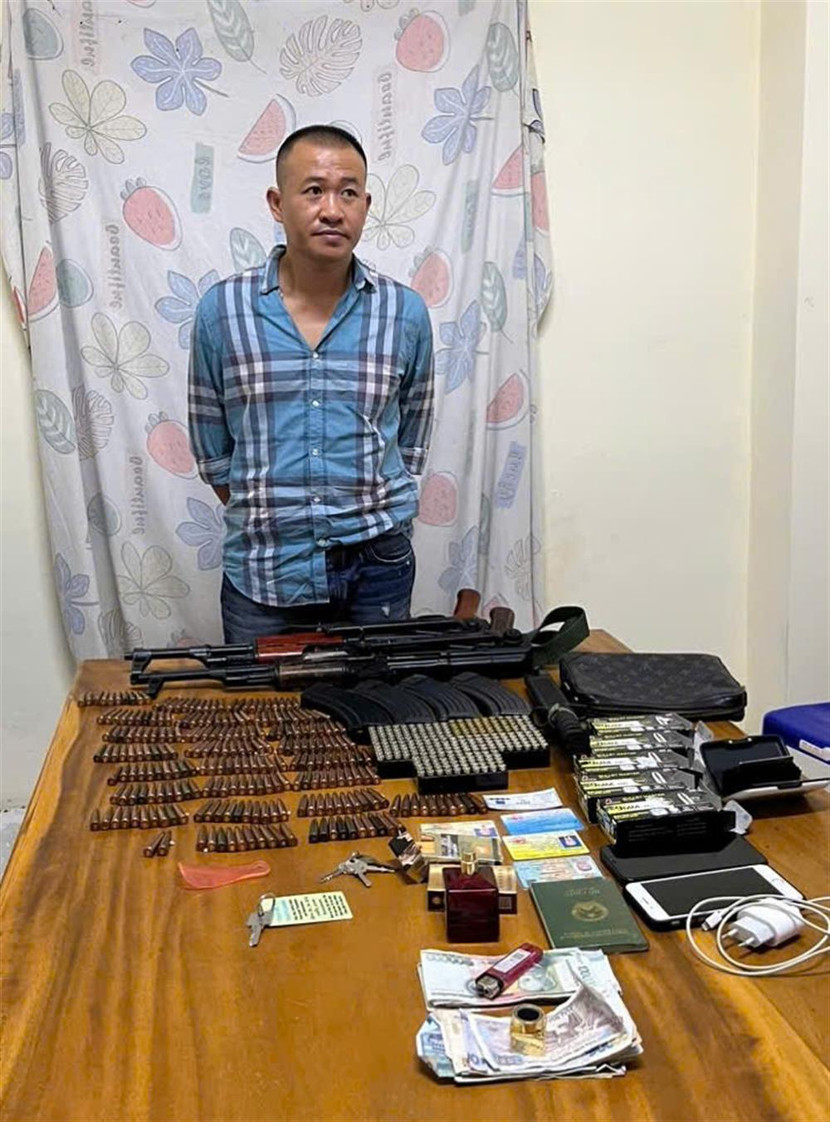 Đối tượng Nguyễn Tuấn An cùng số vũ khí quân dụng là tang vật vụ án Đối tượng Nguyễn Tuấn An cùng số vũ khí quân dụng là tang vật vụ án