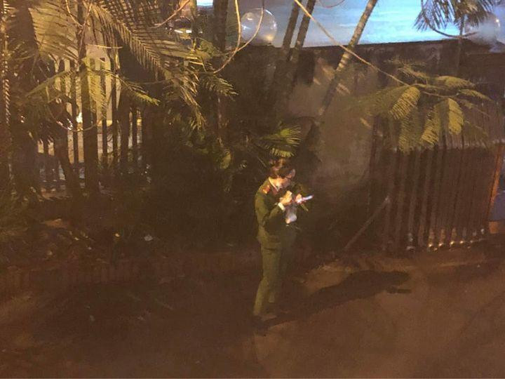 Hình ảnh xúc động về nữ cán bộ trẻ ăn vội mẩu bánh mì lúc nửa đêm để lấy sức phục vụ nhân dân làm căn cước Hình ảnh xúc động về nữ cán bộ trẻ ăn vội mẩu bánh mì lúc nửa đêm để lấy sức phục vụ nhân dân làm căn cước