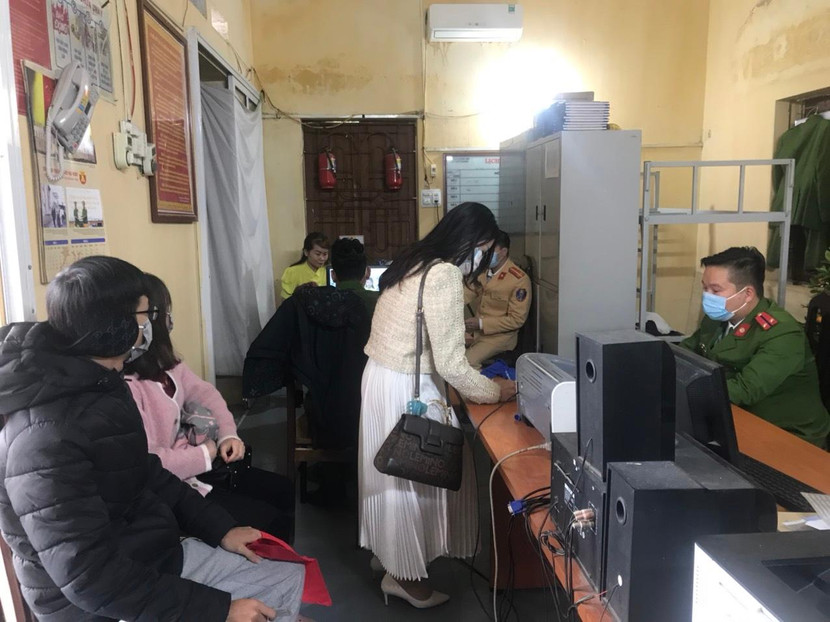 Nhiều công dân đi làm ăn xa trở về địa phương nghỉ Tết, được thông báo đến làm căn cước trong ngày mồng 4 Tết Nhiều công dân đi làm ăn xa trở về địa phương nghỉ Tết, được thông báo đến làm căn cước trong ngày mồng 4 Tết