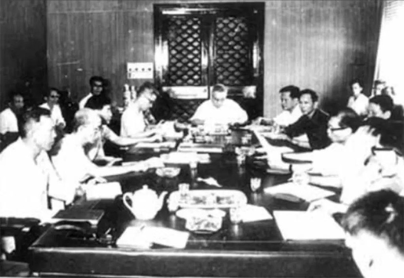 Bộ trưởng Trần Quốc Hoàn chủ trì cuộc họp bàn công tác bảo vệ Tổng tuyển cử bầu Quốc hội nước Việt Nam thống nhất, ngày 17-4-1976. Bộ trưởng Trần Quốc Hoàn chủ trì cuộc họp bàn công tác bảo vệ Tổng tuyển cử bầu Quốc hội nước Việt Nam thống nhất, ngày 17-4-1976.