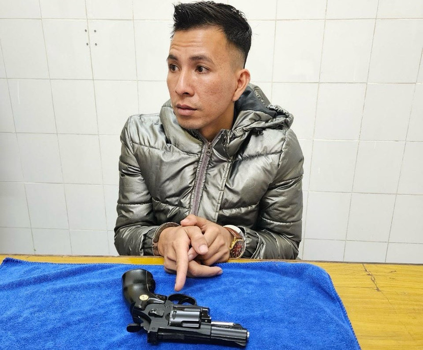 Nguyễn Văn Hưng bị bắt giữ cùng khẩu súng Nguyễn Văn Hưng bị bắt giữ cùng khẩu súng