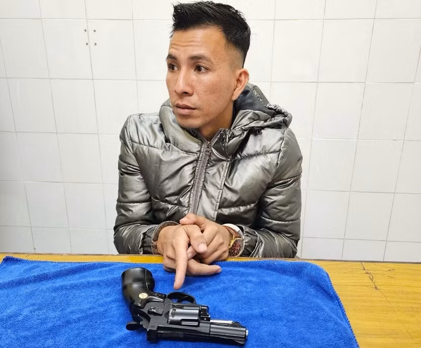 Nguyễn Văn Hưng bị bắt giữ cùng khẩu súng Nguyễn Văn Hưng bị bắt giữ cùng khẩu súng