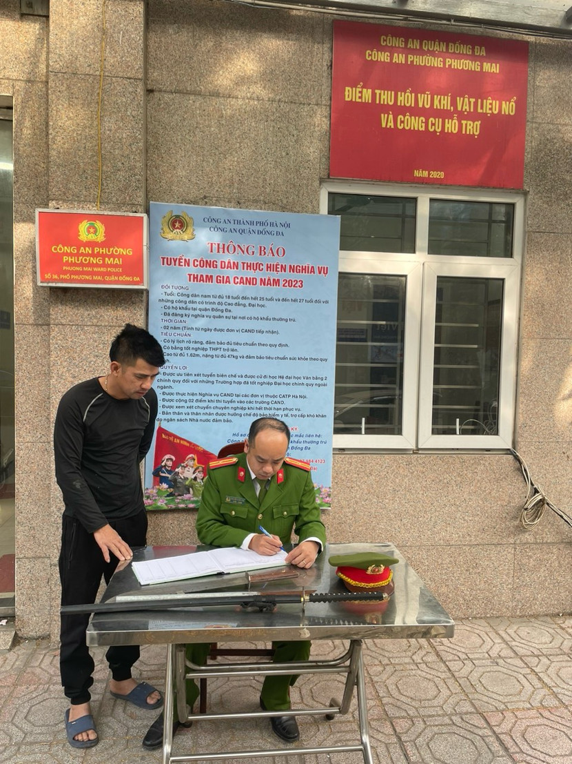 Công an phường Phương Mai vận động nhân dân giao nộp vũ khí, vật liệu nổ