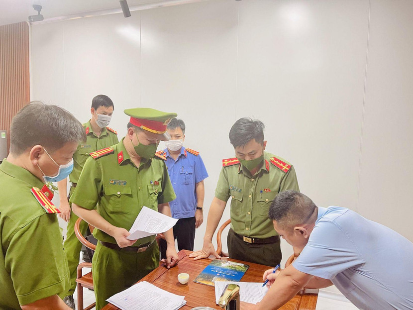 Bắt giữ 2 chuyên gia Trung Quốc buôn lậu