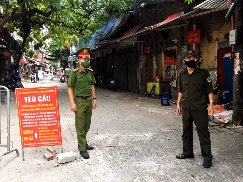 Kiểm soát các chốt ra vào khu dân cư Kiểm soát các chốt ra vào khu dân cư