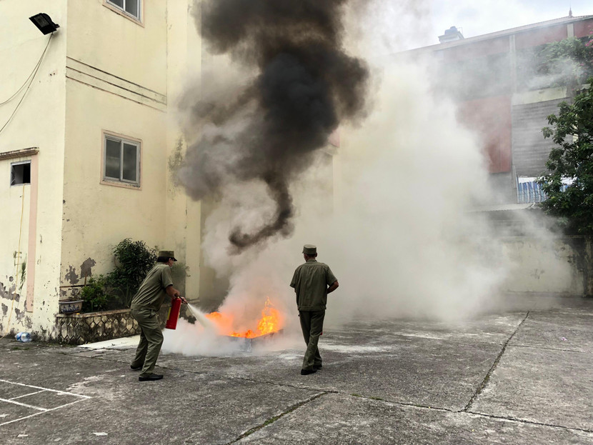 Lực lượng tại chỗ sử dụng thiết bị khống chế đám cháy giả định