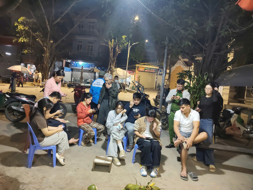 Người dân mang ghế ra các địa điểm sáng ánh điện ngồi cùng nhau thao tác, làm sạch dữ liệu