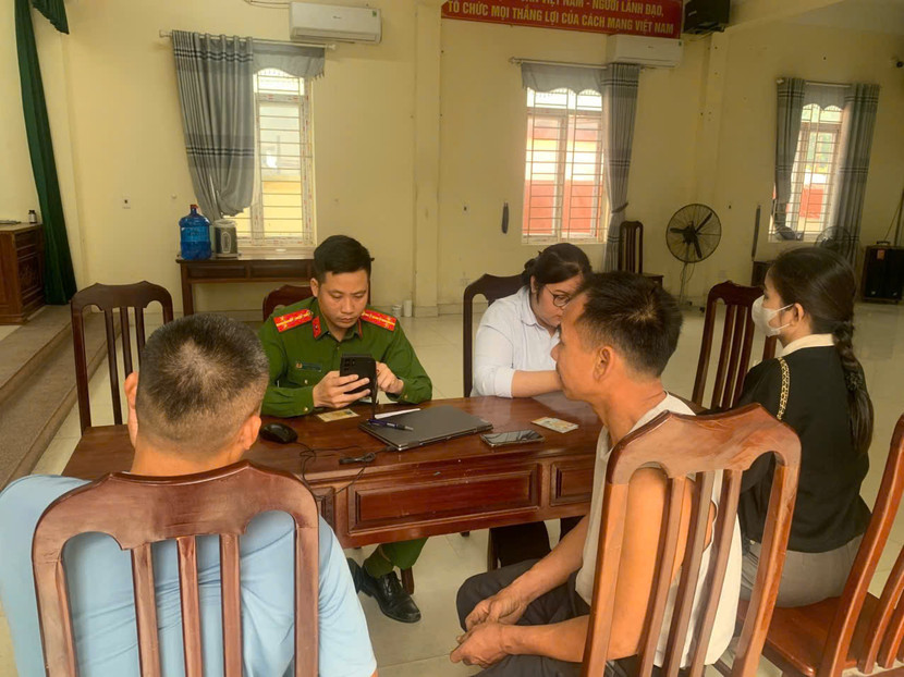 Lực lượng Công an xã hỗ trợ người dân thao tác trên điện thoại thông minh