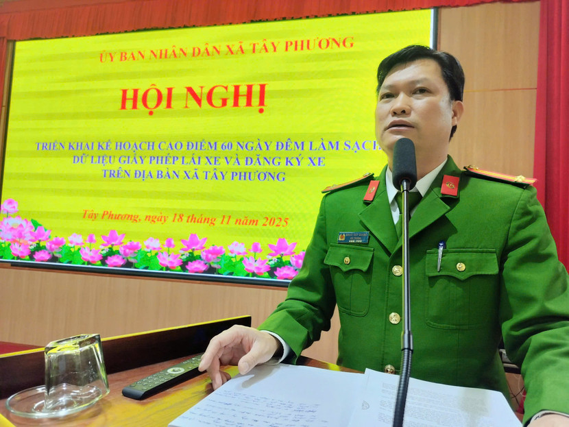 Trung tá Khuất Duy Quang - Phó Trưởng Công an xã triển khai kế hoạch cao điểm 60 ngày đêm làm sạch dữ liệu