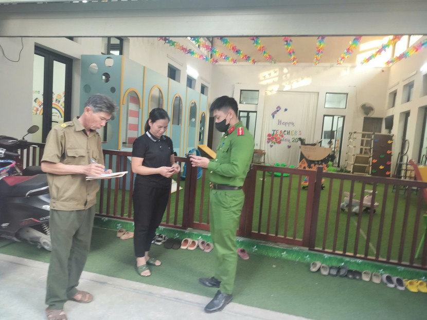 Đi từng ngõ, gõ từng nhà, hỗ trợ từng người dân có phương tiện...