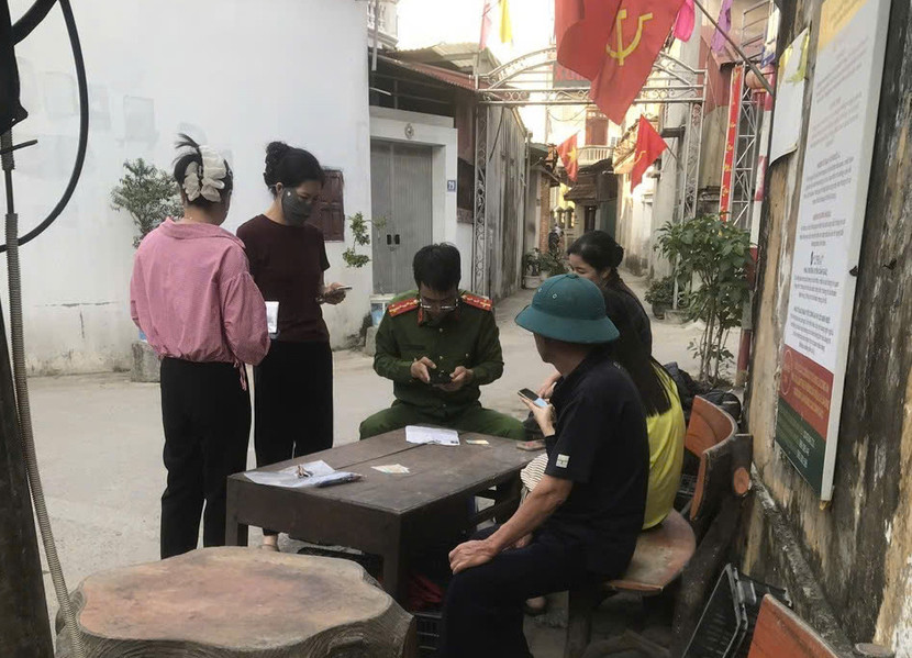 Lực lượng Công an cơ sở xuống địa bàn, đi từng ngõ xóm hỗ trợ người dân