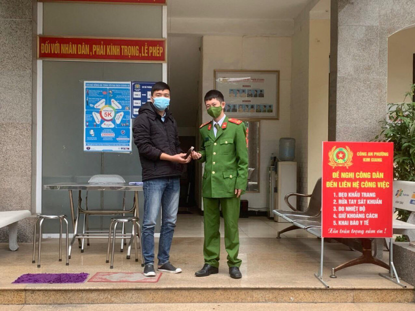 Công an phường Kim Giang trả lại tài sản đánh rơi cho nhân dân