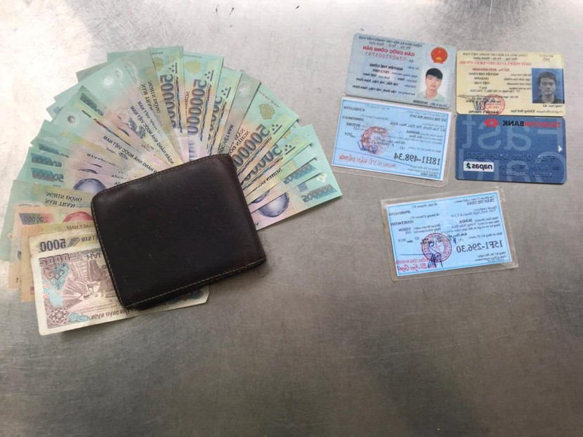 Chiếc ví cùng số tài sản được Công an phường Kim Giang nhặt được trả lại người dân