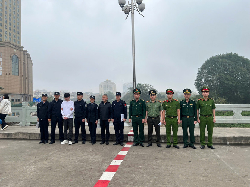 Bàn giao đối tượng truy nã Ai Shaoyuan tại Cửa khẩu quốc tế Móng Cái