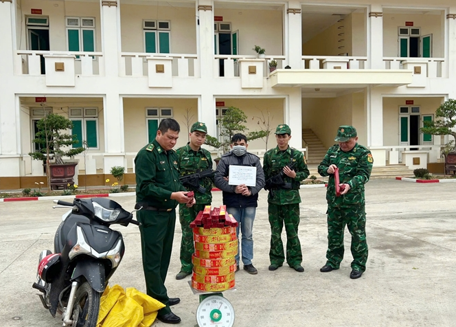 Bắt giữ đối tượng vận chuyển hàng cấm