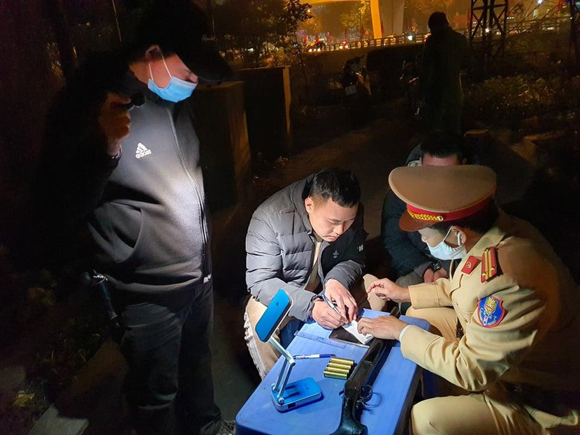 Lực lượng chức năng phát hiện tài xế tàng trữ súng, đạn Lực lượng chức năng phát hiện tài xế tàng trữ súng, đạn