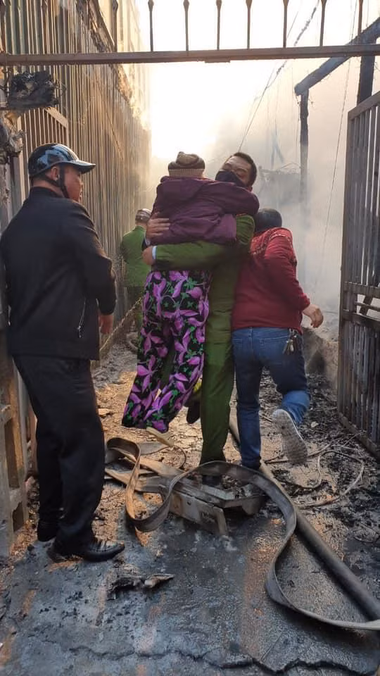 Lực lượng chức năng đưa người dân mắc kẹt ra ngoài