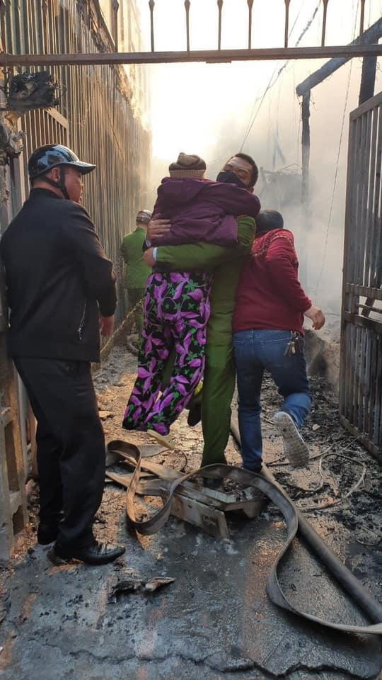 Lực lượng chức năng đưa người dân mắc kẹt ra ngoài