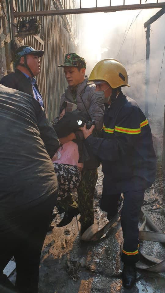 Nhiều người cao tuổi được CBCS và người dân đưa ra khỏi vùng nguy hiểm