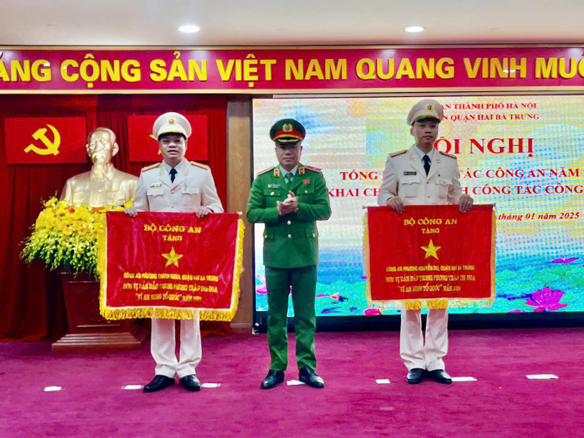 Thiếu tướng Nguyễn Thanh Tùng, Phó Giám đốc CATP Hà Nội trao Cờ thi đua của Bộ Công an cho 2 Công an phường lập thành tích xuất sắc