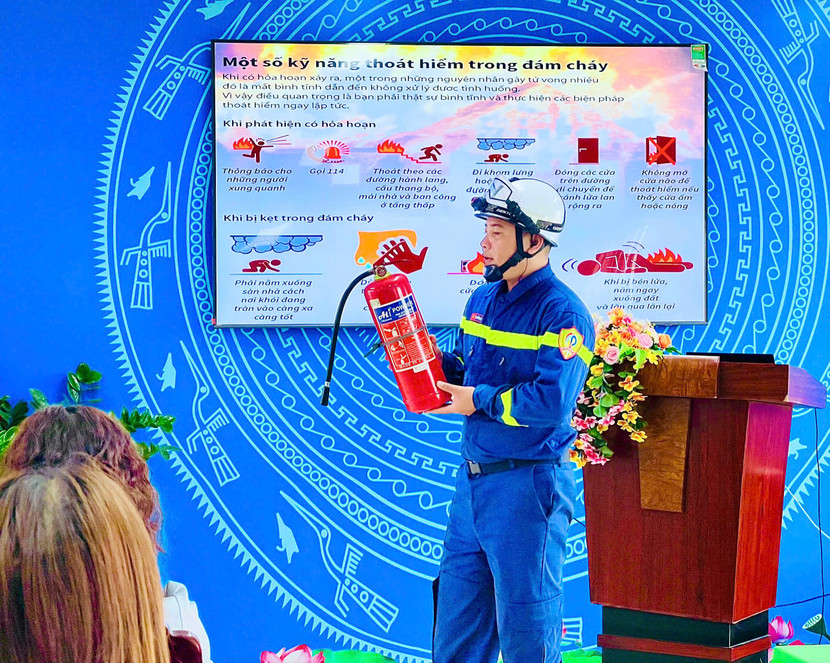 Trang bị kiến thức phân loại, trang bị, bảo quản, thao tác sử dụng bình chữa cháy xách tay tới cán bộ, giáo viên và học sinh.