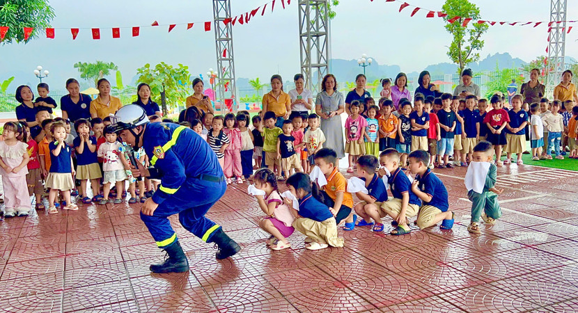 Báo cáo viên hướng dẫn trẻ kỹ năng tự thoát nạn an toàn giả định môi trường nhiễm khói, khí độc.
