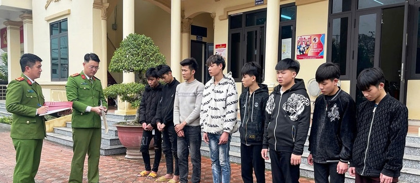 Nhóm thanh thiếu niên mang hung khí đi đánh người Nhóm thanh thiếu niên mang hung khí đi đánh người