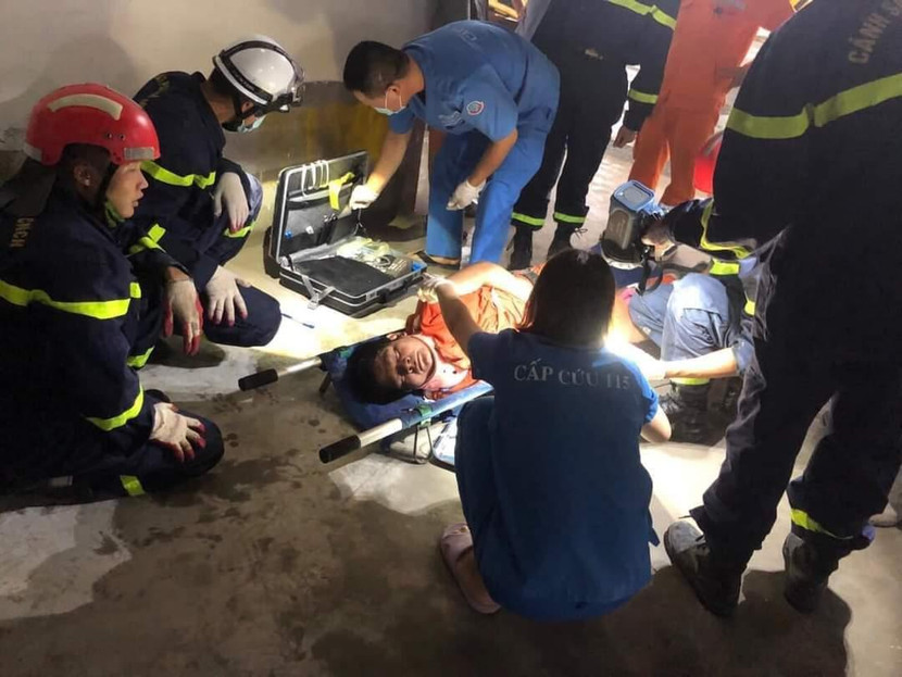 Kịp thời cứu nạn một thợ điện mắc kẹt trong hố sâu Kịp thời cứu nạn một thợ điện mắc kẹt trong hố sâu