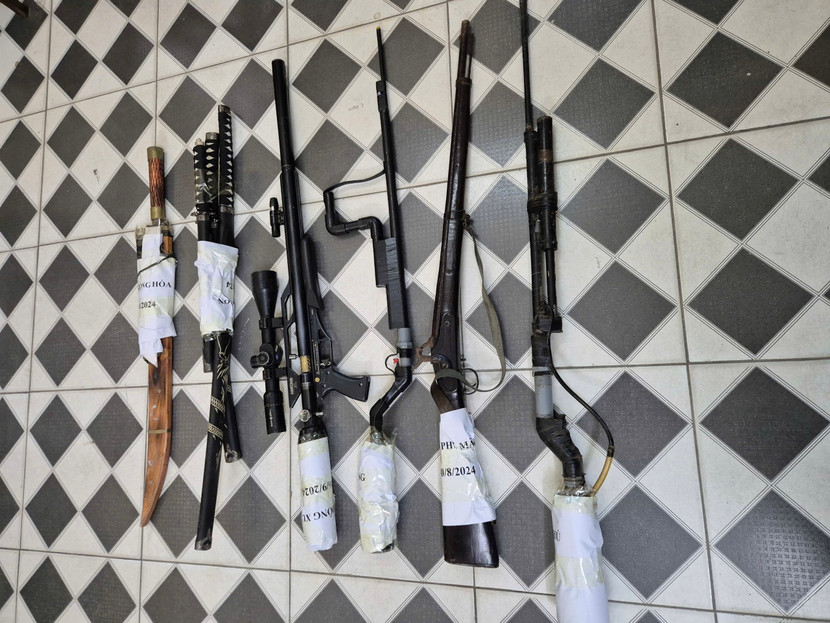 Nhiều loại súng tự chế, vũ khí, công cụ hỗ trợ vẫn còn tồn đọng...