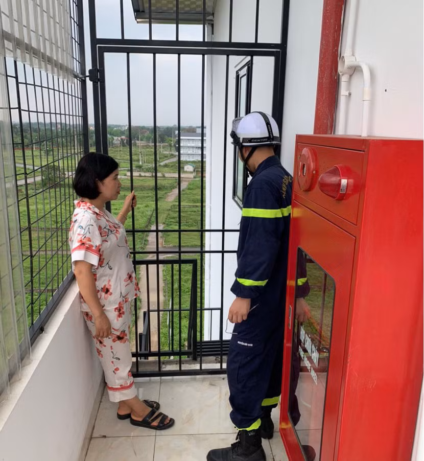 Lực lượng Cảnh sát PCCC và CNCH tuyên truyền vận động chủ cơ sở kinh doanh nhà trọ đảm bảo đường, lối thoát nạn