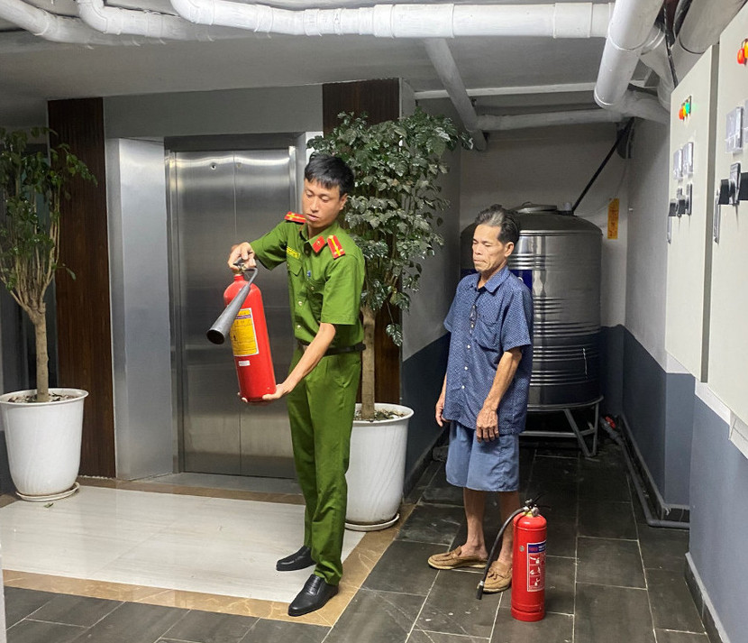 Cán bộ PCCC Công an huyện Thạch Thất hướng dẫn chủ nhà trọ trang bị phương tiện PCCC, cách sử dụng bình chữa cháy Cán bộ PCCC Công an huyện Thạch Thất hướng dẫn chủ nhà trọ trang bị phương tiện PCCC, cách sử dụng bình chữa cháy