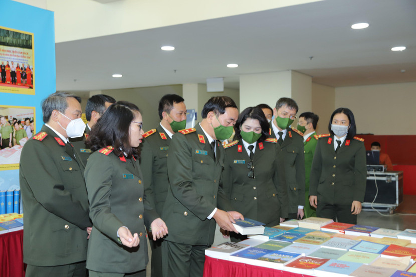 Trung tướng Trần Quốc Tỏ, Thứ trưởng Bộ Công an cùng các đại biểu tại triển lãm