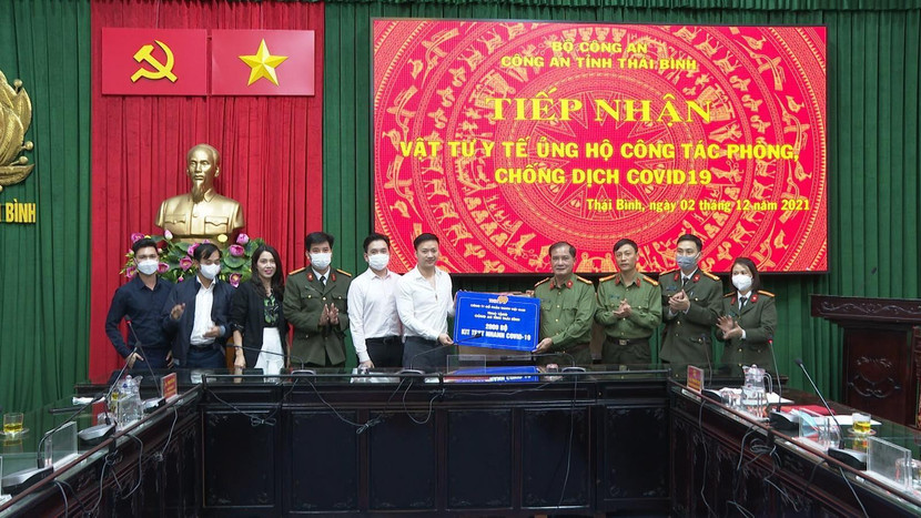 Đại diện Công ty cổ phần TNH99 trao tặng 2.000 bộ kit test nhanh Covid-19 cho Công an tỉnh Thái Bình Đại diện Công ty cổ phần TNH99 trao tặng 2.000 bộ kit test nhanh Covid-19 cho Công an tỉnh Thái Bình