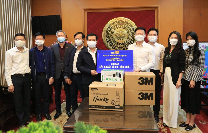 Đại diện Công ty TNH99 trao tặng 30 máy đo thân nhiệt sát khuẩn, 2000 khẩu trang N95, 240 chai dung dịch sát khuẩn cho Tỉnh ủy Thái Bình Đại diện Công ty TNH99 trao tặng 30 máy đo thân nhiệt sát khuẩn, 2000 khẩu trang N95, 240 chai dung dịch sát khuẩn cho Tỉnh ủy Thái Bình
