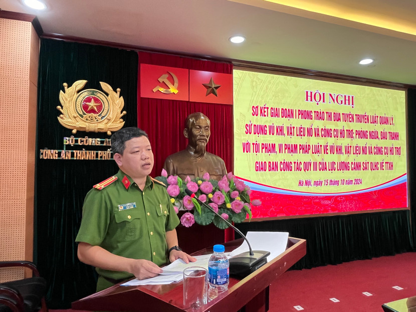 Trung tá Nguyễn Thành Lâm - Trưởng Phòng Cảnh sát QLHC về TTXH CATP Hà Nội báo cáo sơ kết giai đoạn 1 - phong trào thi đua tuyên truyền Luật quản lý, sử dụng vũ khí vật liệu nổ và công cụ hỗ trợ... Trung tá Nguyễn Thành Lâm - Trưởng Phòng Cảnh sát QLHC về TTXH CATP Hà Nội báo cáo sơ kết giai đoạn 1 - phong trào thi đua tuyên truyền Luật quản lý, sử dụng vũ khí vật liệu nổ và công cụ hỗ trợ...